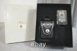 1997 Chrome Harley Davidson Bar & Shield Eagle Zippo Lighter avec boîte, étui en cuir