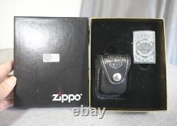 2002 Briquet Zippo Harley Davidson Bar & Shield en étain avec boîte, étui en cuir