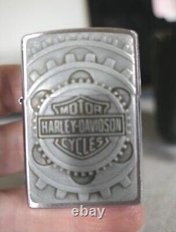 2002 Briquet Zippo Harley Davidson Bar & Shield en étain avec boîte, étui en cuir