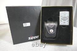 2002 Briquet Zippo Harley Davidson Bar & Shield en étain avec boîte, étui en cuir