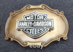 Boucle de ceinture, pin et porte-clés Harley Davidson Bar & Shield dans un étui en étain neuf.