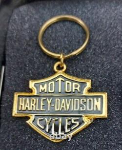 Boucle de ceinture, pin et porte-clés Harley Davidson Bar & Shield dans un étui en étain neuf.
