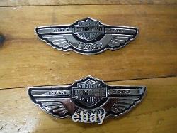 Emblème d'insigne de réservoir de carburant du 100e anniversaire de Harley Davidson - Barre et Bouclier en argent