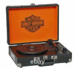 Harley Davidson Bar & Shield Portable Record Player Three Speeds HDL-17106 translates to 'Platine Vinyle Portable Harley Davidson Bar & Shield Trois Vitesses HDL-17106' in French.