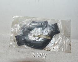 Harley Davidson FXR / FXST Sissy Bar Medallion Bar/Shield NOS P/N 99013-82 H1		<br/> 
  <br/>

Translation: Harley Davidson FXR / FXST Barre de dossier Medallion Bar/Shield NOS P/N 99013-82 H1