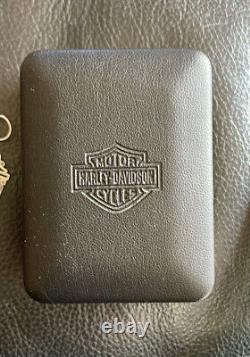 Harley-Davidson Femmes. Boucles d'oreilles pendantes en argent 925 avec plusieurs barres et le logo Shield par MOD.