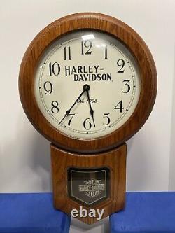 Horloge En Bois Harley Davidson Avec Pendule Bar & Shield, 1997 H-d, Inc