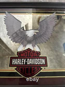 Miroir mural Harley Davidson avec écusson de bar, aigle sculpté, cadre en bois vintage de 19x15 pouces.