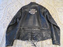 Rare Harley Davidson Men's XL Vintage Metal Bar Shield Black Leather Jacket

 	
<br/>	<br/>Traduction en français: Rare Harley Davidson Veste en cuir noire vintage pour homme avec bouclier en métal Bar en taille XL