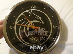 Rare-harley Davidson Grande Bulova Bar & Shield Logo Battery Op Horloge Murale