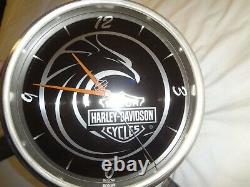 Rare-harley Davidson Grande Bulova Bar & Shield Logo Battery Op Horloge Murale