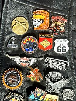 Veste en cuir noir pour homme Harley Davidson 2XL avec bouclier à bouton pression orange et diverses épingles.