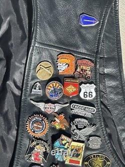 Veste en cuir noir pour homme Harley Davidson 2XL avec bouclier à bouton pression orange et diverses épingles.