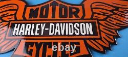 'Vintage 35 Harley Davidson Motorcycle Porcelain Gas Bike Bar & Shield Logo Sign' would be translated to: 'Enseigne vintage en porcelaine pour moto à essence Harley Davidson 35 avec logo Bar & Shield'