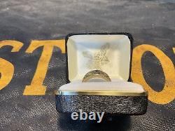 Vintage Harley Black Hills Stamper Gold Jewelry Genuine Leaf Bar Shield Ring 7 translated in French is:	 
<br/><br/>Bague en or véritable à feuille de barre de bouclier de la marque Vintage Harley Black Hills Stamper 7