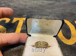 Vintage Harley Black Hills Stamper Gold Jewelry Genuine Leaf Bar Shield Ring 7 translated in French is:<br/>
 <br/>


  Bague en or véritable à feuille de barre de bouclier de la marque Vintage Harley Black Hills Stamper 7