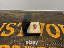 Vintage Harley Black Hills Stamper Gold Jewelry Genuine Leaf Bar Shield Ring 7 translated in French is:<br/>


<br/>Bague en or véritable à feuille de barre de bouclier de la marque Vintage Harley Black Hills Stamper 7