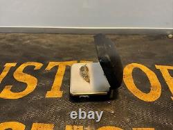 Vintage Harley Black Hills Stamper Gold Jewelry Genuine Leaf Bar Shield Ring 7 translated in French is:<br/>  
 
<br/>	  Bague en or véritable à feuille de barre de bouclier de la marque Vintage Harley Black Hills Stamper 7