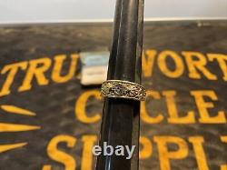 Vintage Harley Black Hills Stamper Gold Jewelry Genuine Leaf Bar Shield Ring 7 translated in French is:<br/> 
 		<br/> 
Bague en or véritable à feuille de barre de bouclier de la marque Vintage Harley Black Hills Stamper 7