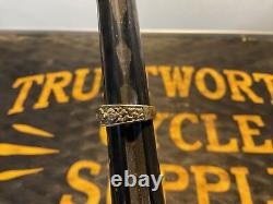 Vintage Harley Black Hills Stamper Gold Jewelry Genuine Leaf Bar Shield Ring 7 translated in French is:
 <br/> 	 <br/> 	Bague en or véritable à feuille de barre de bouclier de la marque Vintage Harley Black Hills Stamper 7