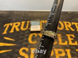 Vintage Harley Black Hills Stamper Gold Jewelry Genuine Leaf Bar Shield Ring 7 translated in French is:   <br/>
	<br/>Bague en or véritable à feuille de barre de bouclier de la marque Vintage Harley Black Hills Stamper 7