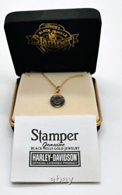 Vintage NIB Harley Davidson Black Hills Gold Bar & Shield et collier par Stamper<br/><br/>	
Note: NIB stands for 'new in box' and Stamper is a brand/company name.