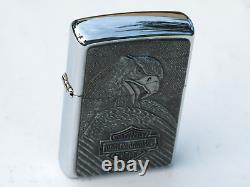 ZIPPO HARLEY DAVIDSON 1997 VINTAGE, EN ÉTAIN AVEC L'INSIGNE DE LA BARRE ET DU BOUCLIER AVEC UN AIGLE RARE