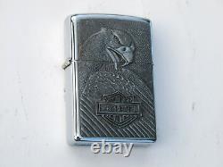 ZIPPO HARLEY DAVIDSON 1997 VINTAGE, EN ÉTAIN AVEC L'INSIGNE DE LA BARRE ET DU BOUCLIER AVEC UN AIGLE RARE