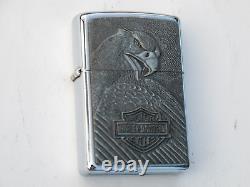 ZIPPO HARLEY DAVIDSON 1997 VINTAGE, EN ÉTAIN AVEC L'INSIGNE DE LA BARRE ET DU BOUCLIER AVEC UN AIGLE RARE