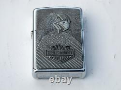 ZIPPO HARLEY DAVIDSON 1997 VINTAGE, EN ÉTAIN AVEC L'INSIGNE DE LA BARRE ET DU BOUCLIER AVEC UN AIGLE RARE