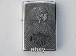 ZIPPO HARLEY DAVIDSON 1997 VINTAGE, EN ÉTAIN AVEC L'INSIGNE DE LA BARRE ET DU BOUCLIER AVEC UN AIGLE RARE