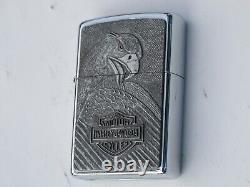 ZIPPO HARLEY DAVIDSON 1997 VINTAGE, EN ÉTAIN AVEC L'INSIGNE DE LA BARRE ET DU BOUCLIER AVEC UN AIGLE RARE