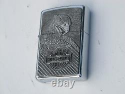 ZIPPO HARLEY DAVIDSON 1997 VINTAGE, EN ÉTAIN AVEC L'INSIGNE DE LA BARRE ET DU BOUCLIER AVEC UN AIGLE RARE