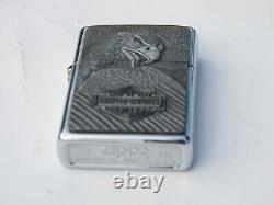 ZIPPO HARLEY DAVIDSON 1997 VINTAGE, EN ÉTAIN AVEC L'INSIGNE DE LA BARRE ET DU BOUCLIER AVEC UN AIGLE RARE