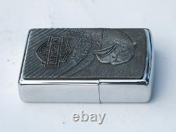 ZIPPO HARLEY DAVIDSON 1997 VINTAGE, EN ÉTAIN AVEC L'INSIGNE DE LA BARRE ET DU BOUCLIER AVEC UN AIGLE RARE