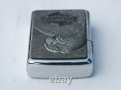 ZIPPO HARLEY DAVIDSON 1997 VINTAGE, EN ÉTAIN AVEC L'INSIGNE DE LA BARRE ET DU BOUCLIER AVEC UN AIGLE RARE