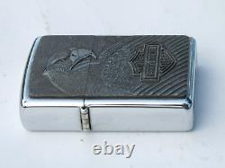 ZIPPO HARLEY DAVIDSON 1997 VINTAGE, EN ÉTAIN AVEC L'INSIGNE DE LA BARRE ET DU BOUCLIER AVEC UN AIGLE RARE